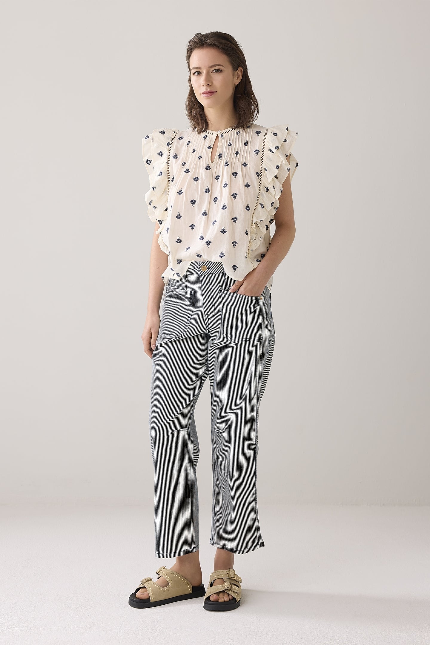 TOP BLUE DAZE EMBROIDERY WHITE 1