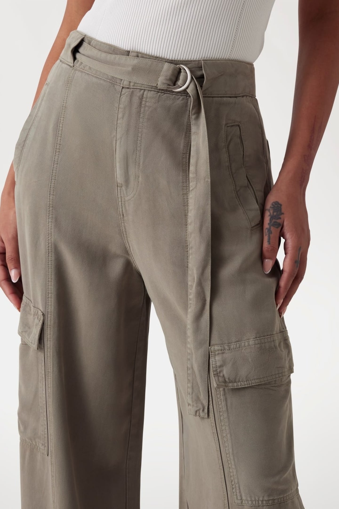 GUESS ECO AGATHA CARGO MOSSY GREEN 3