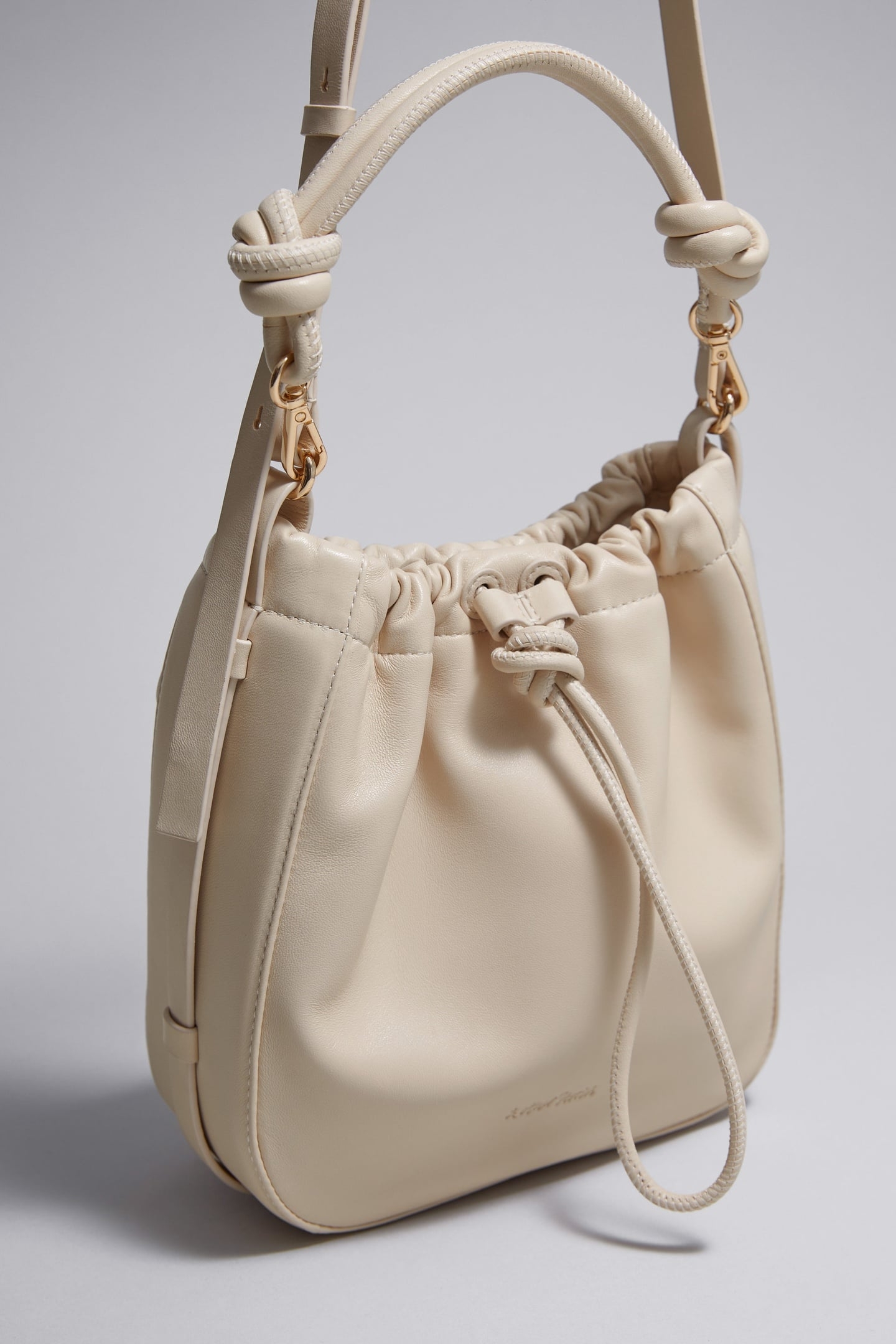 TONI MEDIUM BUCKET BEIGE 3