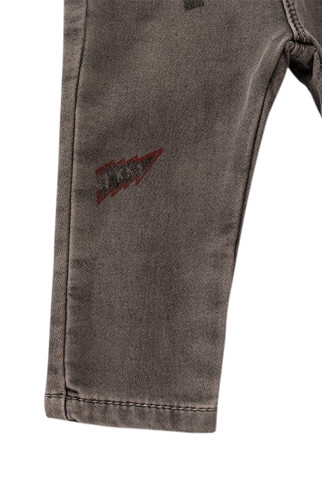 BABY BOYS’ GREY JEANS WITH PRINT AND BADGE 3