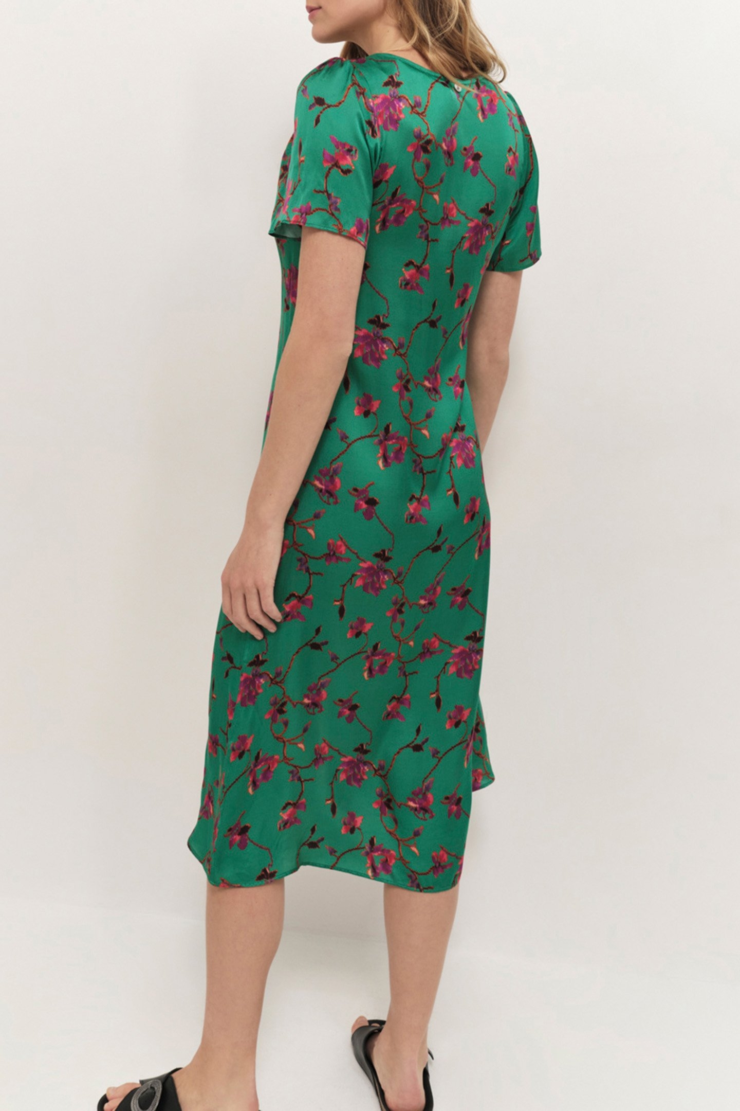 RISSA - GREEN GRASS LENZING™ ECOVERO™ PARTY FLOWER PRINT MID 2