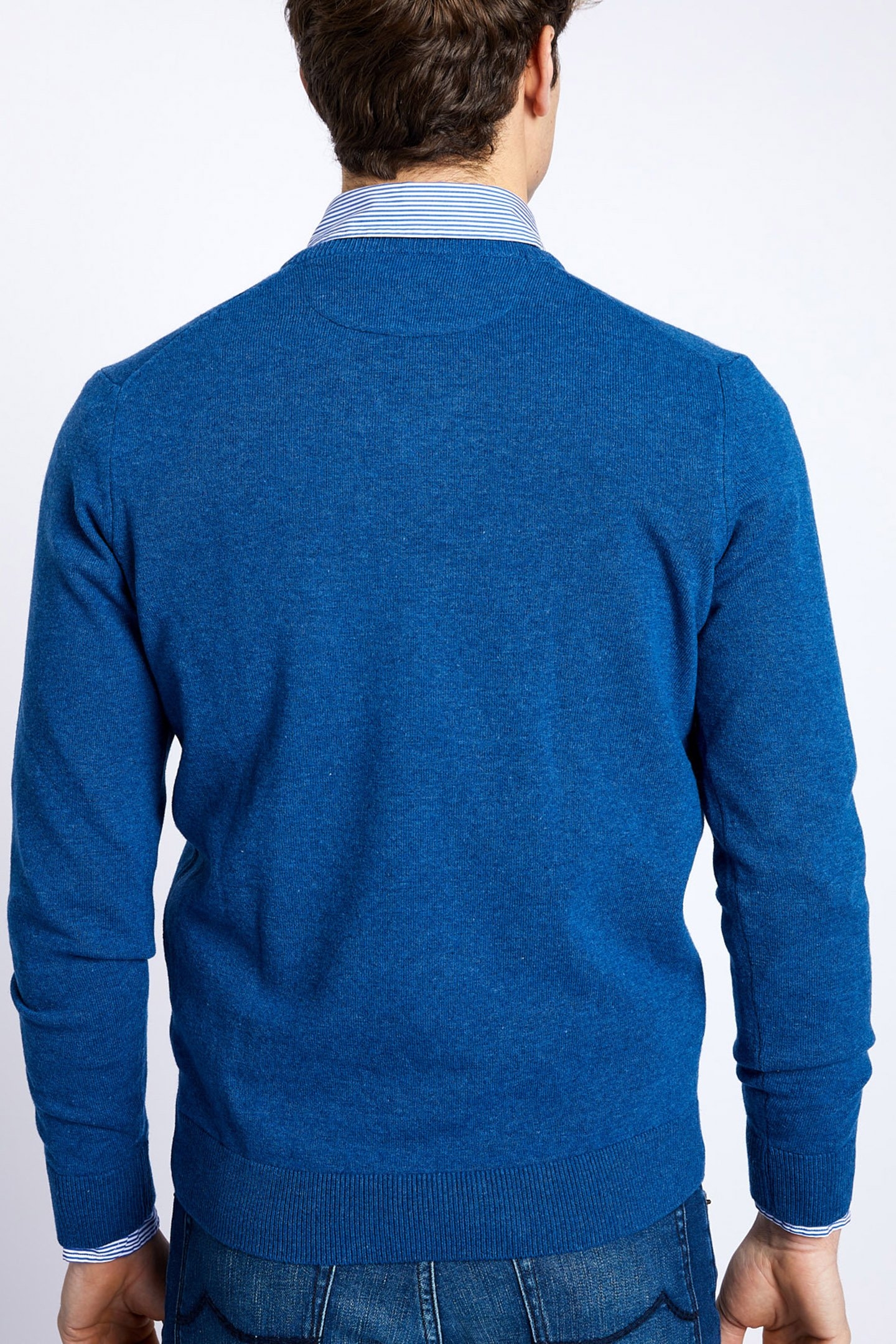 BASIC V-NECK PULLOVER IN BLUE 2