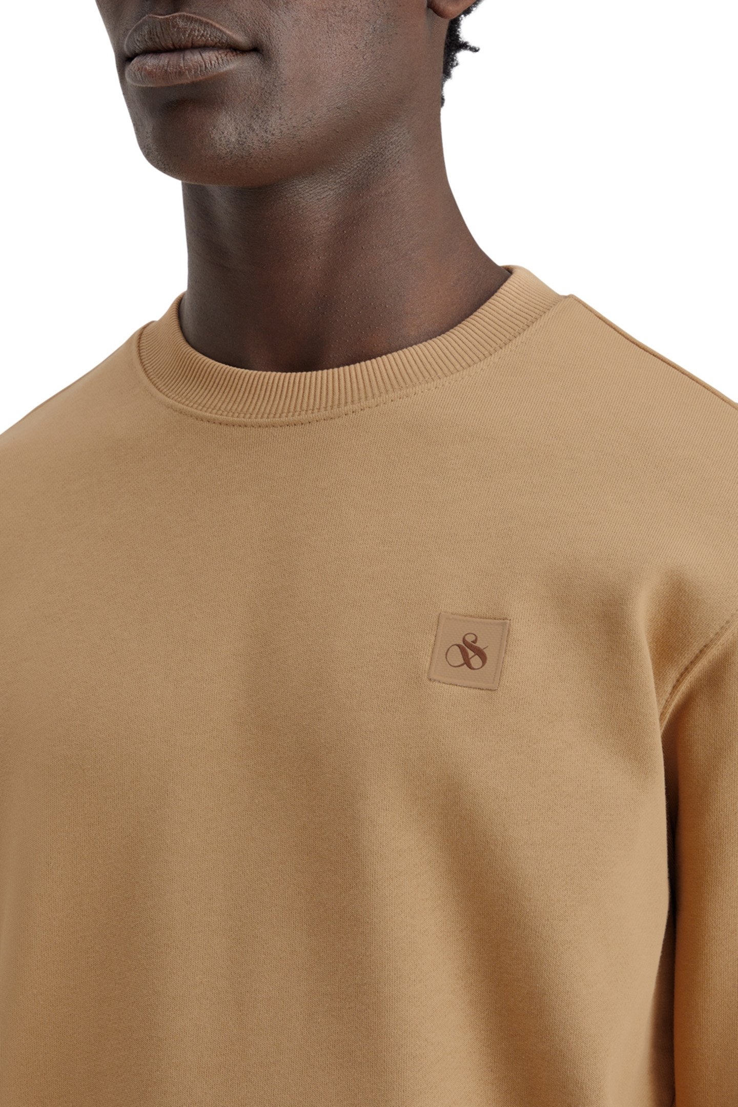 ESSENTIAL BADGE CREW SWEAT DESERT SAND 7
