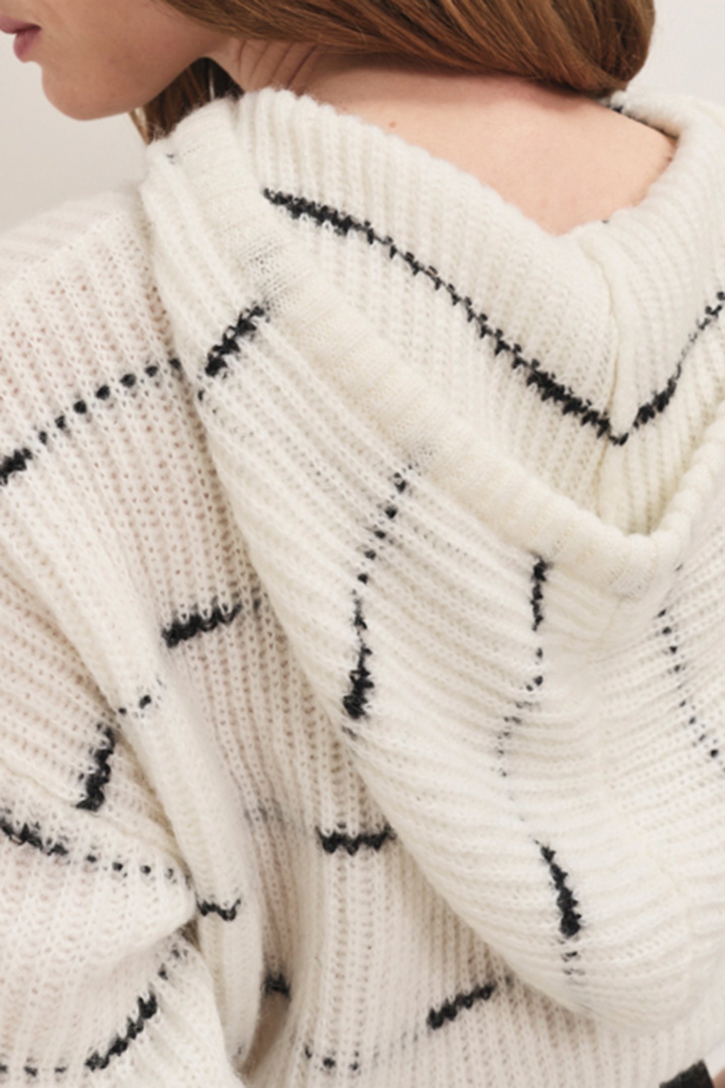 TWILL - IVORY KNITTED HOODIE WITH BLACK STRIPES 7