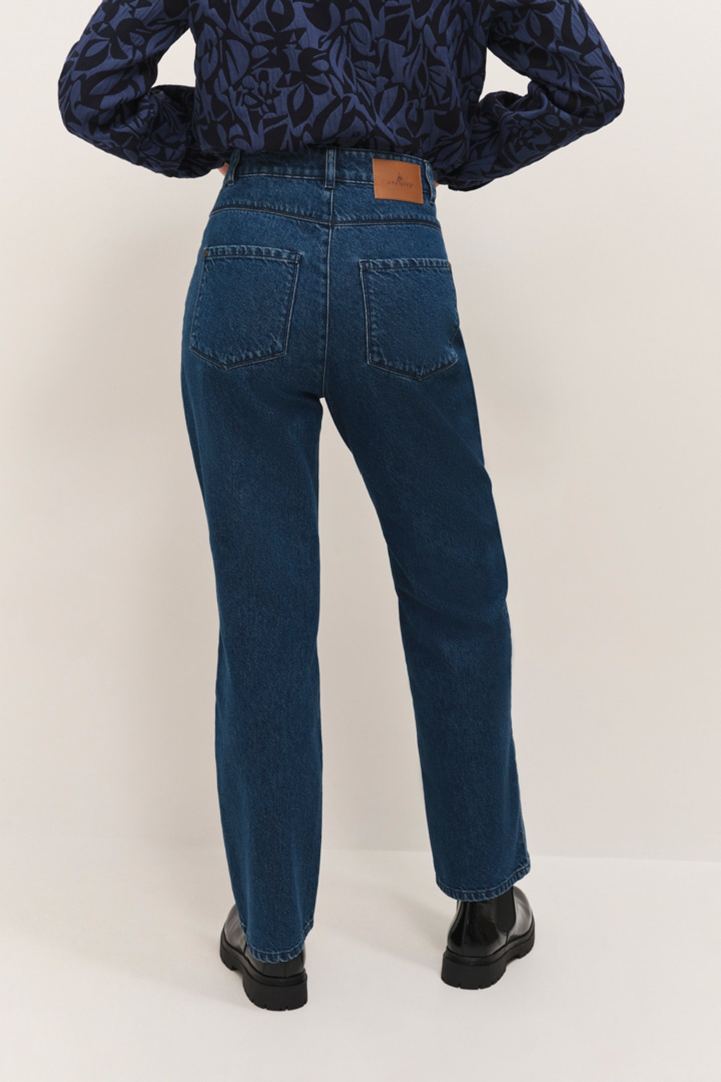 LE AVA - 7/8TH SEAMED MEDIUM WASH STRAIGHT JEANS 4