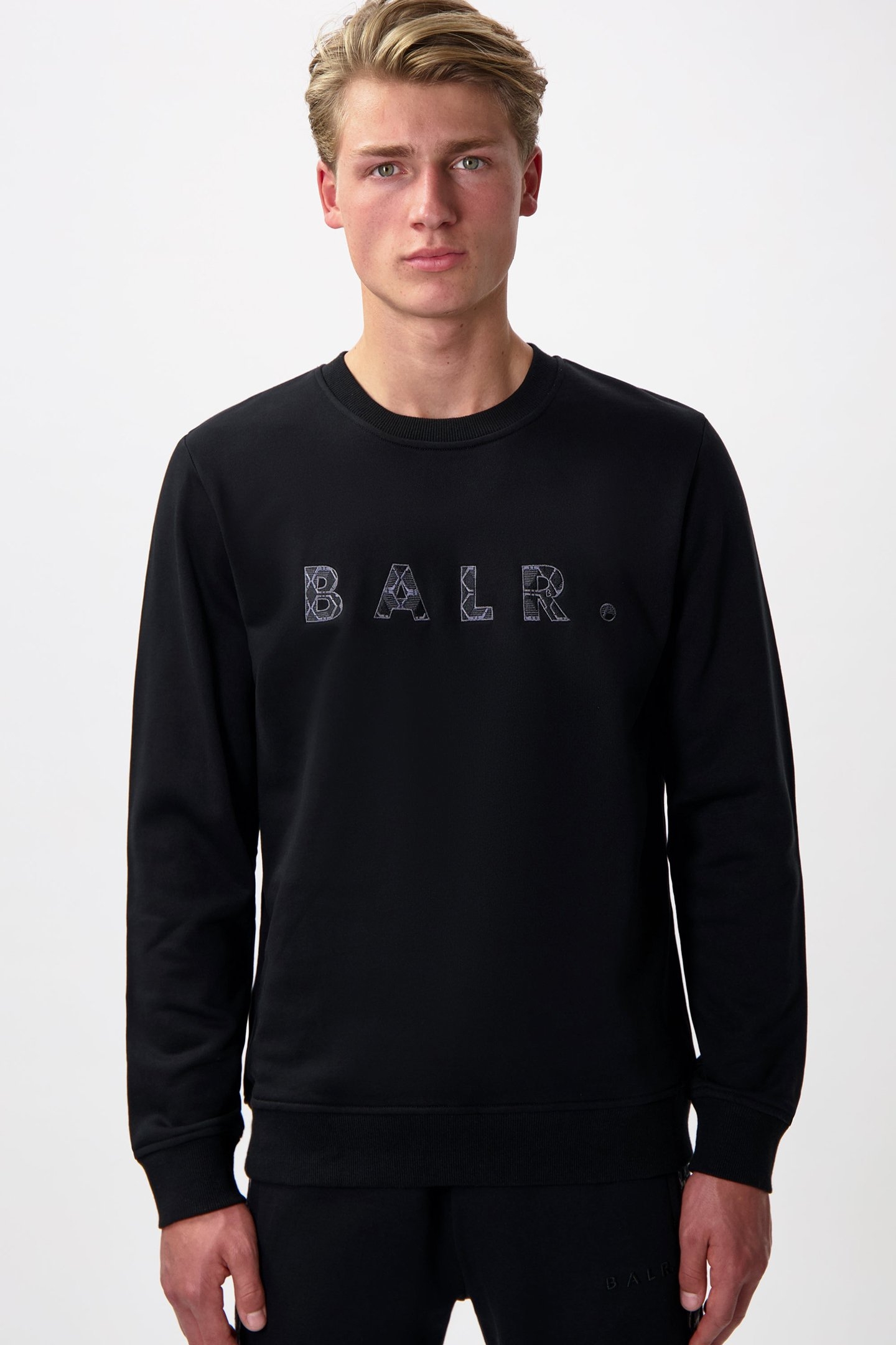 BALR. MONOGRAM EMBRO CREWNECK JET BLACK/PHANTOM 1