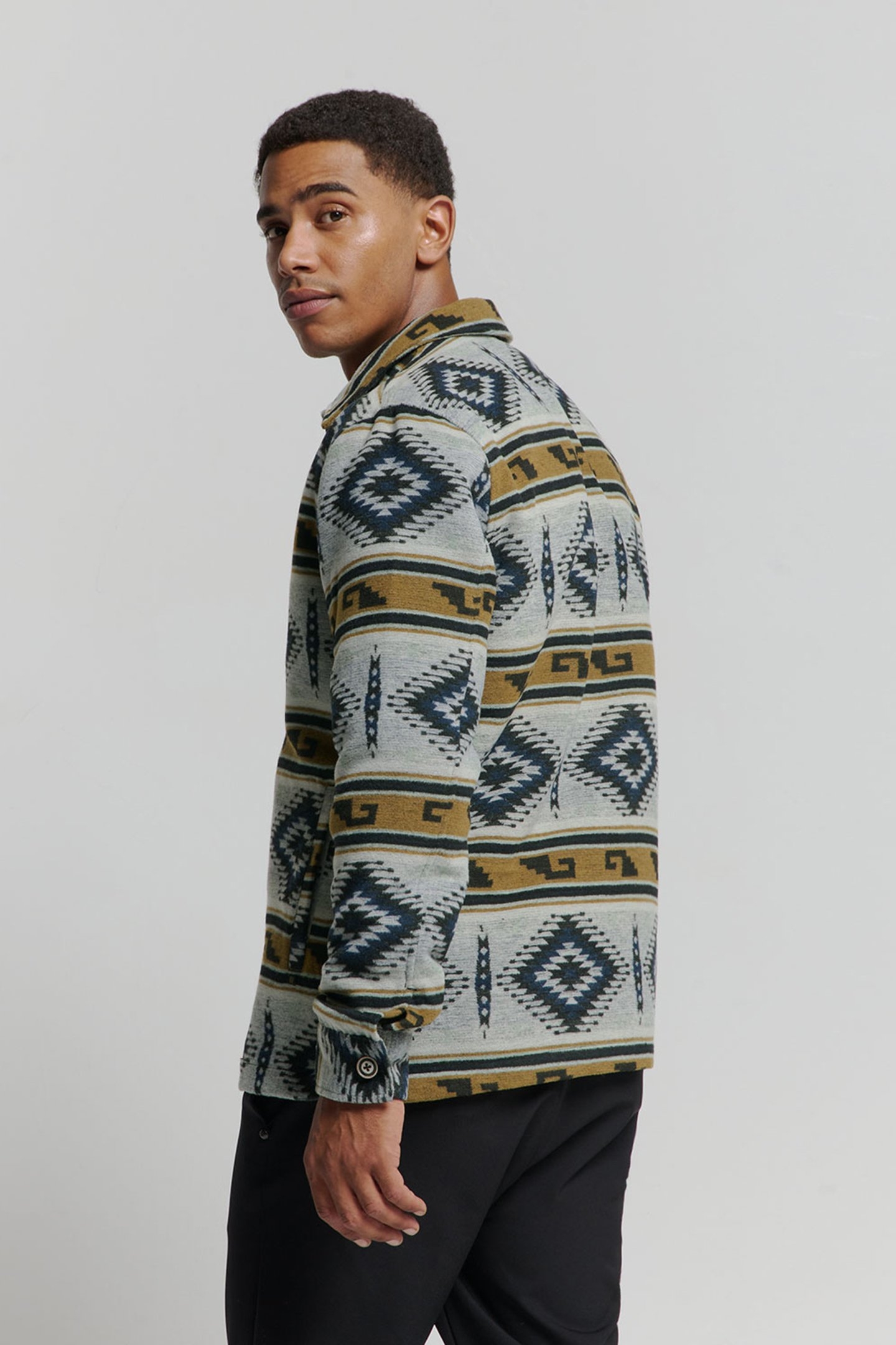 OVERSHIRT BUTTON CLOSURE PATTERN CEMENT 2