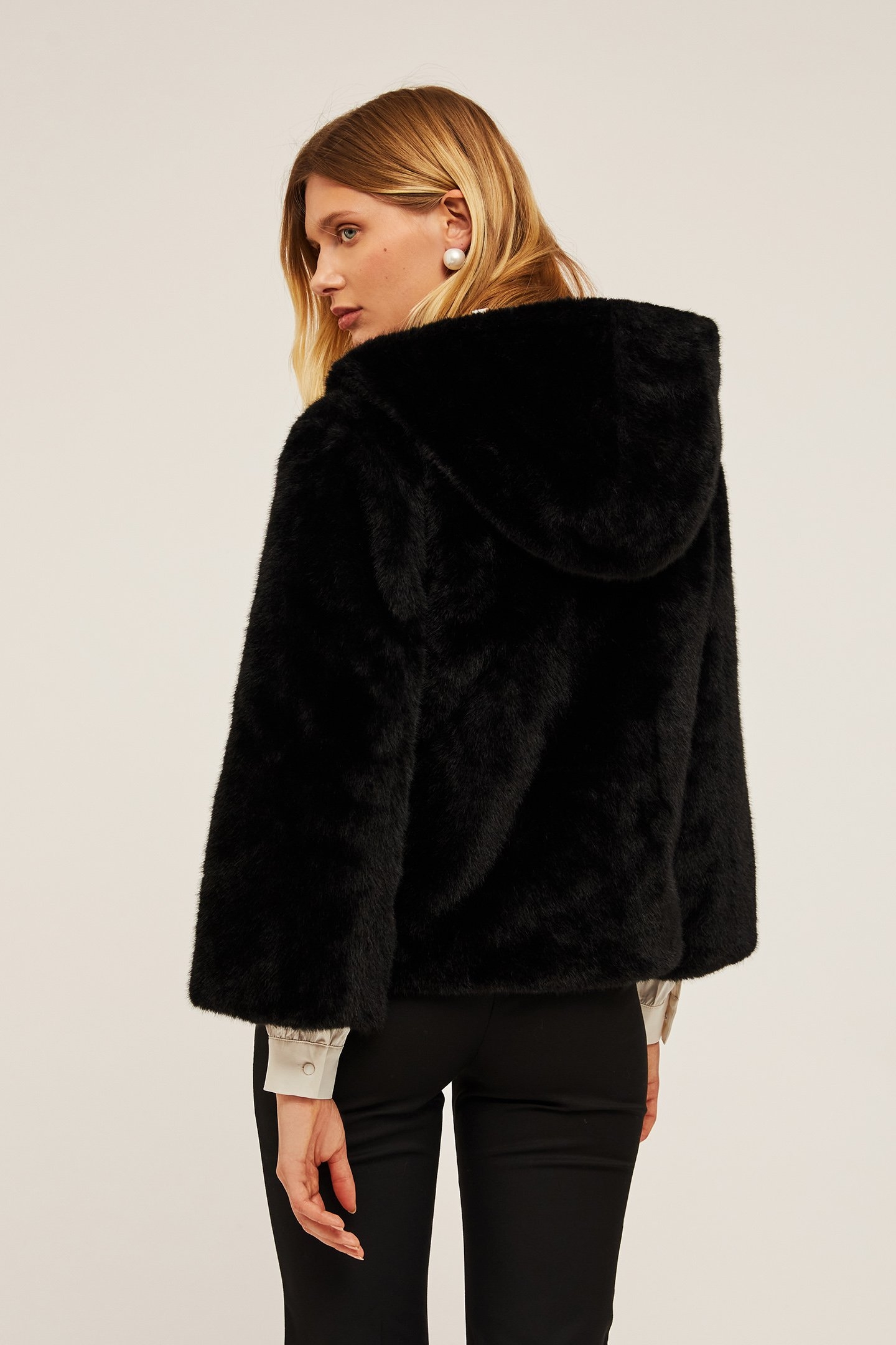 REVERSIBLE TEDDY CAPE WITH HOOD BLACK 2