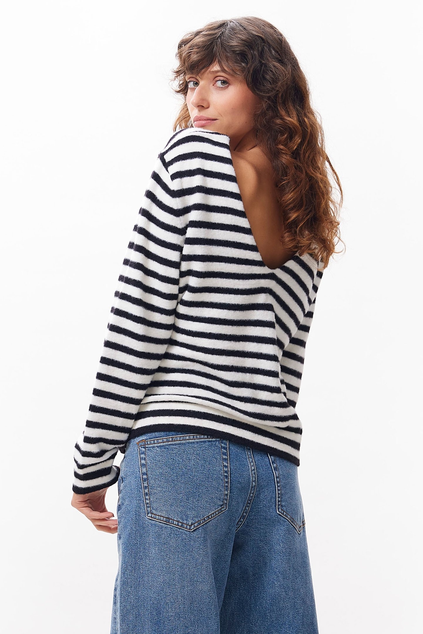 STRIPED SOFT KNIT WITH VNECK BLACK 2