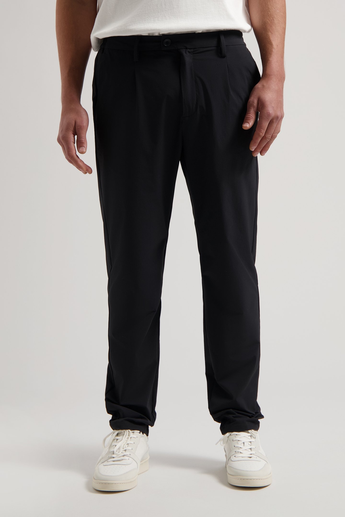 DS_LOGAN TECH CHINO BLACK 1