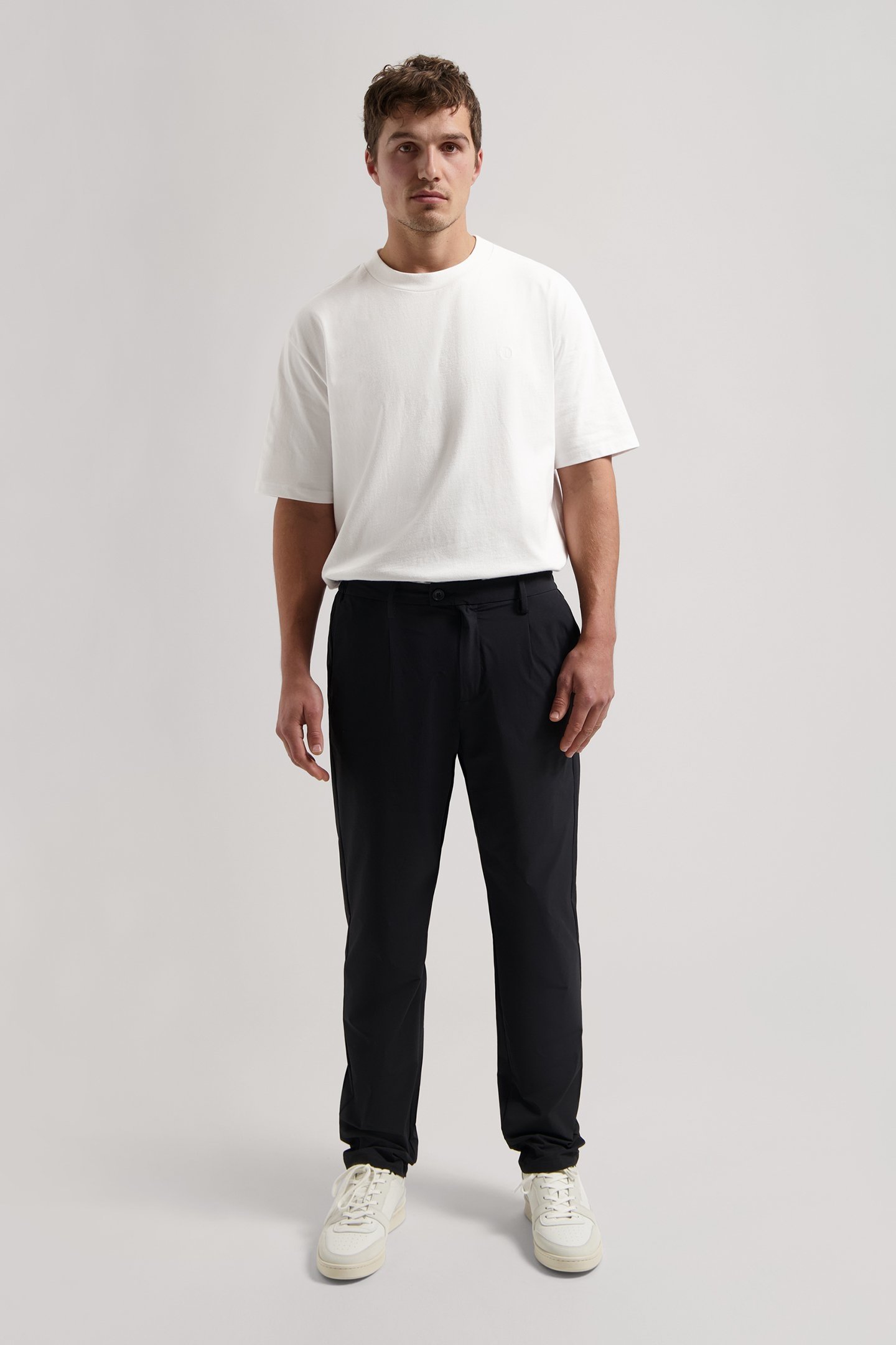 DS_LOGAN TECH CHINO BLACK 3